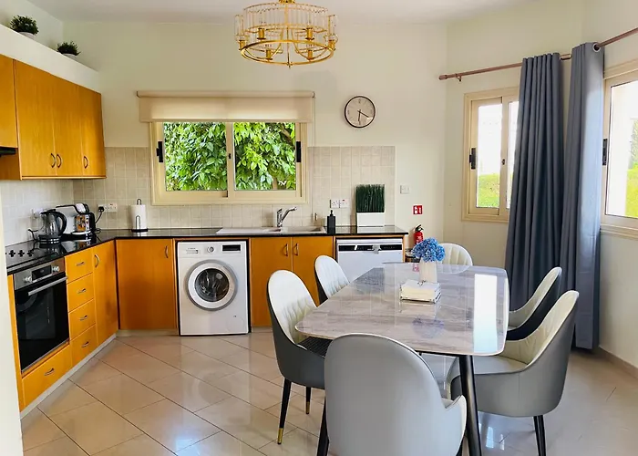 With Pool And Sea View!