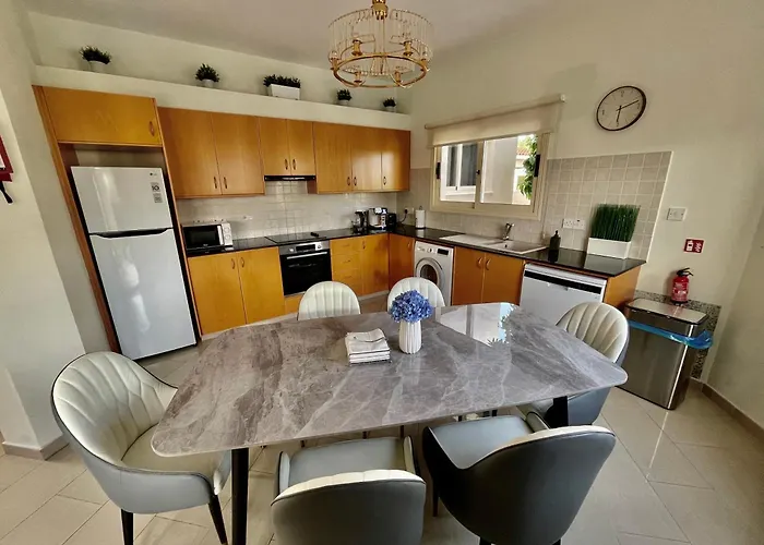 With Pool And Sea View!