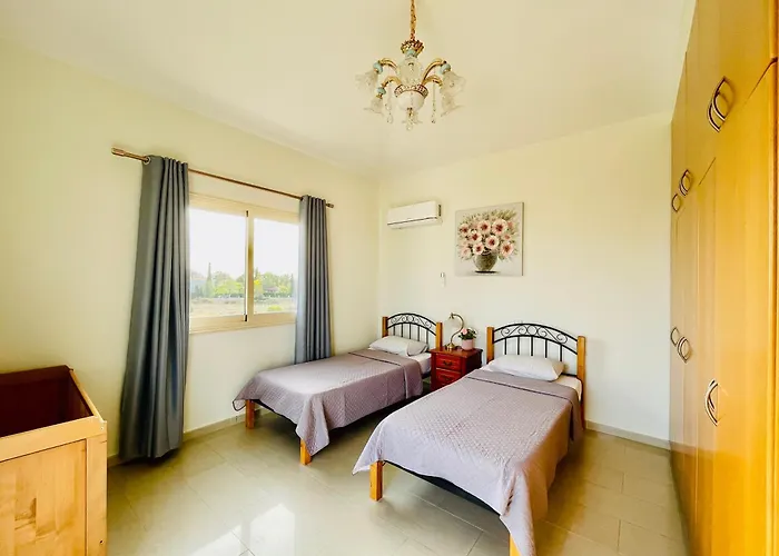 With Pool And Sea View!